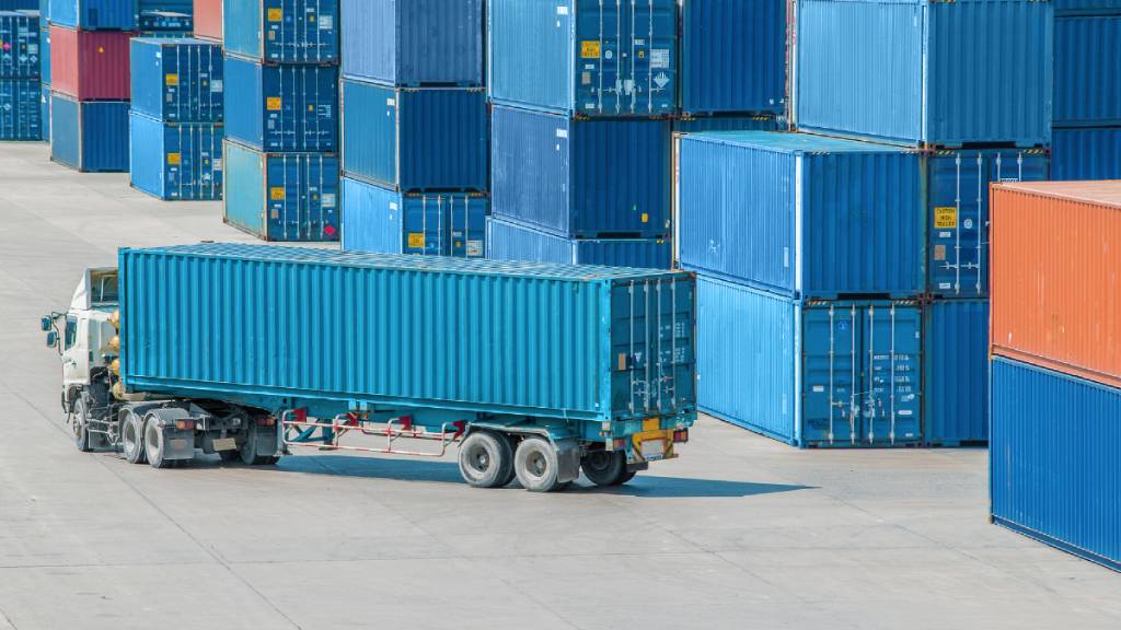 Need Short-Term Storage? Containers vs Warehousing